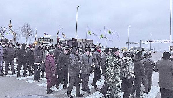 Аграрии перекрыли дороги в трех областях Украины