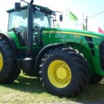 Колесный трактор John Deere, 2009 года.